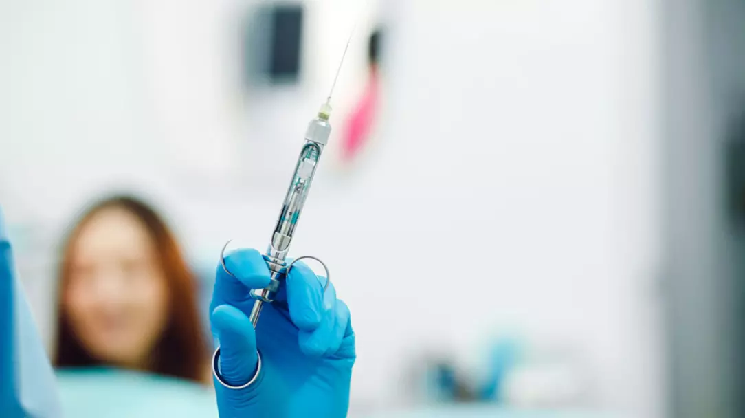 шприц с анастезией